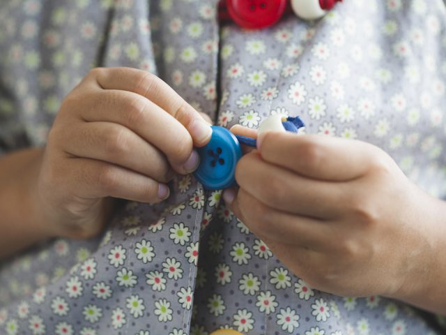 ボタンホールではなく、ボタンをループにひっかけるタイプ。ループの色とボタンの色が同じなので、かけ違いがありません。