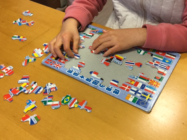 パズルも大好き。世界の国旗のパズルで遊ぶ希瑛(きえ)さん。